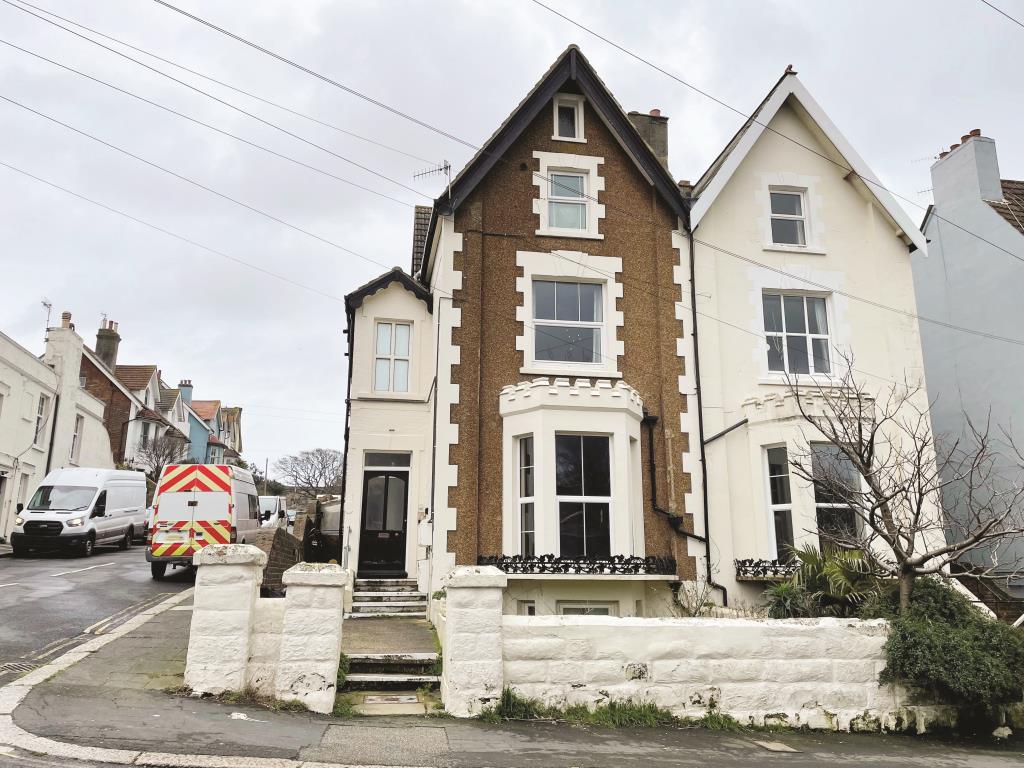 Lot: 72 - SELF-CONTAINED FLAT FOR INVESTMENT - End terrace victorian property from street view